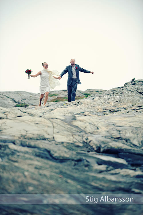 Bröllopsfoto på klipporna vid Åsa