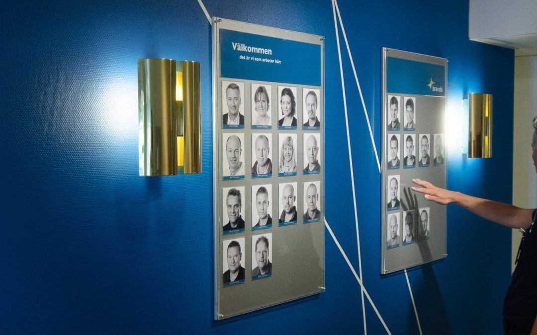 Bravida säkerhet har valt att fotografera sin personal och sätta upp tavlor i entrén med porträttbilderna.